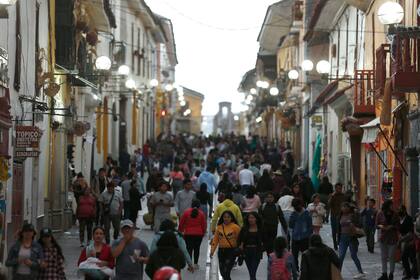 La gente camina por una calle de Ayacucho, Perú, el domingo 18 de diciembre de 2022.