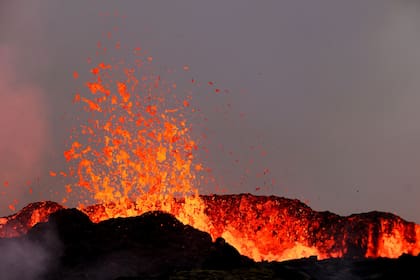 La gente observa el flujo de lava durante una erupción volcánica cerca de Litli Hrutur, al suroeste de Reykjavik en Islandia el 10 de julio de 2023