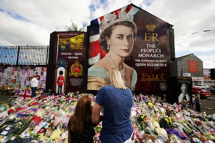 La gente rinde tributo a Isabel II en el Shankill Road de Belfast, Irlanda del Norte
