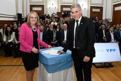 La gobernadora Alicia Kirchner y el presidente de YPF, Pablo González, en el salón blanco de la gobernación santacruceña.