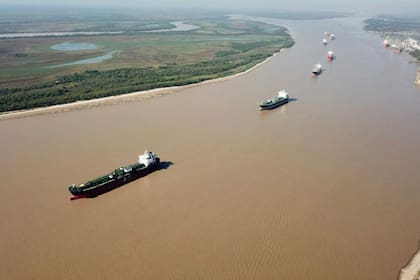 La hidrovía sobre el río Paraná, una de las principales rutas del comercio internacional de la Argentina