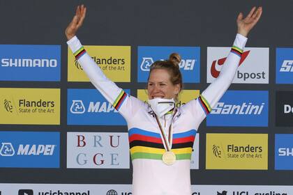 La holandesa Ellen van Dijk festeja su victoria en la contrarreloj del Campeonato Mundial de Ciclismo en Ruta el 20 de septiembre del 2021 en Brujas, Bélgica. (AP Photo/Olivier Matthys)
