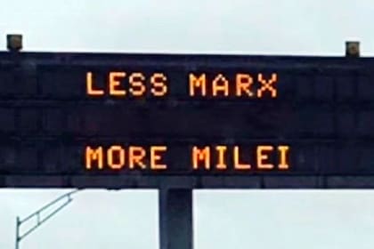 La imagen del cartel vial en Estados Unidos que compartió Javier Milei y tiene una presunta frase de apoyo a su administración