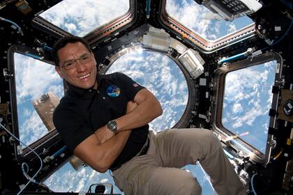 La imagen distribuida por NASA muestra al astronauta Frank Rubio flotando dentro de la cúpula, la "ventana al mundo" de la Estación Espacial Internacional. Rubio tiene ahora el récord de permanencia en el espacio, al superar la marca anterior de 355 días el 11 de setiembre de 2023 en la Estación Espacial Internacional (NASA vía AP)