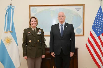 La jefe del Comando Sur, general Laura Richardson, fue recibida por el ministro de Defensa, Jorge Taiana