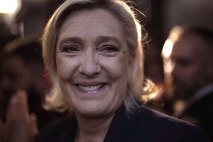 La líder de extrema derecha francesa Marine Le Pen sonríe después de pronunciar su discurso tras la publicación de proyecciones basadas en el recuento de votos real en distritos electorales seleccionados, el domingo 30 de junio de 2024 en Henin-Beaumont, al norte de Francia.