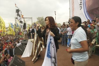 La líder de la organización social Tupac Amaru, Milagro Sala, junto a la expresidenta Cristina Kirchner, en una foto de archivo