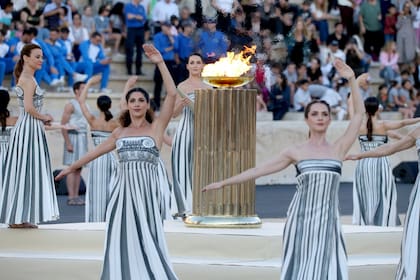 La llama olímpica se encendió el 26 de abril en Grecia, cuna de los Juegos Olímpicos: ya llegó a Francia y recorre distintas ciudades