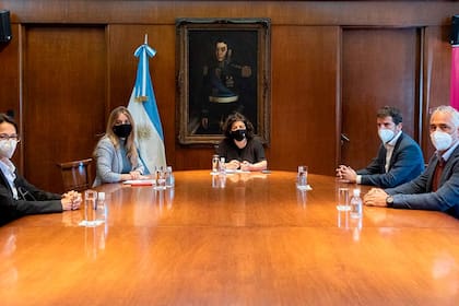 La ministra de Salud Carla Vizzotti, la asesora presidencial Cecilia Nicolini junto al presidente de AstraZeneca Argentina, Agustín Lamas