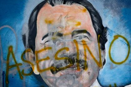 La palabra "asesino" fue escrita sobre un mural del presidente nicaragüense Daniel Ortega durante las protestas antigubernamentales de 2018 (Archivo)