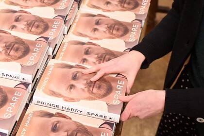 La prensa británica se ha dividido en opiniones tras la publicación del libro "Spare", de la autoría del príncipe Harry (Photo by JUSTIN TALLIS / AFP)