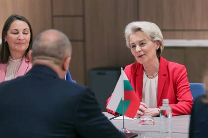 La presidenta de la Comisión Europea, Ursula von der Leyen, se reúne con el presidente de Bulgaria, Rumen Radev, el sábado 1 de octubre de 2022, en Sofía, Bulgaria. (AP Foto/Visar Kryeziu)