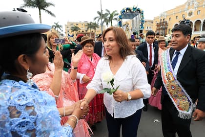 La presidenta Dina Boluarte recibe a los peregrinos por la fiesta de la Inmaculada Concepción en las afueras del palacio de gobierno