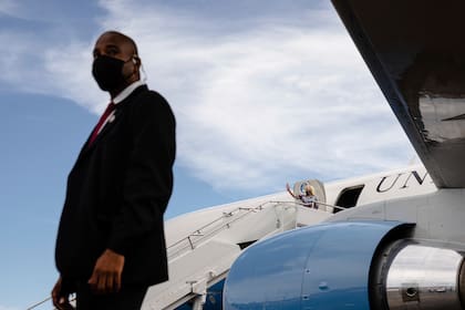 La primera dama de Estados Unidos, Jill Biden, saluda mientras aborda un avión para viajar a su próxima parada de su visita a tres países por América Latina, en Ciudad de Panamá, el sábado 21 de mayo de 2022 (Erin Schaff/The New York Times vía AP, Pool )