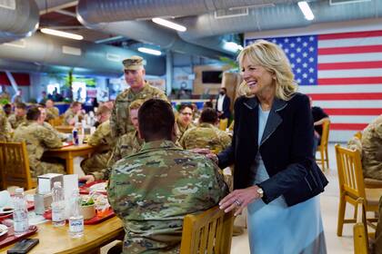 La primera dama de Estados Unidos Jill Biden se reúne con soldados estadounidenses en una visita a la Base Aérea  Mihail Kogalniceanu en Rumania, el 6 de mayo del 2022. (AP Foto/Susan Walsh, Pool)