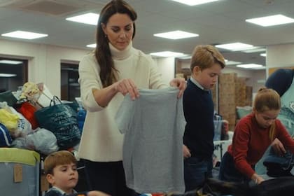 La princesa de Gales y sus tres hijos participaron de una colecta navideña organizada por la realeza (Foto: Instagram @willwarr)