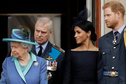 La reina Isabel II, el príncipe Andrés y los duques de Sussex, Meghan y Harry, en un acto en 2018 en el Palacio de Buckingham
