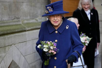 La reina Isabel, la semana pasada, con un bastón en una mano y un ramo de flores en la otra del evento por el centenario de la Royal British Legion