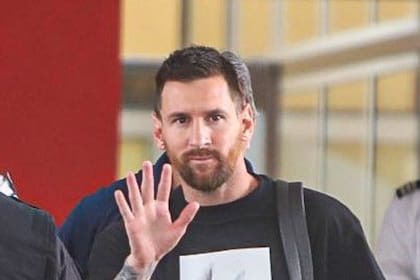 Messi llegó a la Argentina: la curiosa remera de US$655 que lució en su arribo al país - LA NACION