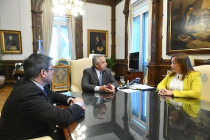 La reunión de Alberto Fernández con la titular de la Cámara de Diputados, Cecilia Moreau, y el presidente del bloque del Frente de Todos, Germán Martínez.