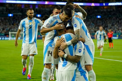La selección argentina cerró la etapa inicial con puntaje perfecto; los suplentes sumaron minutos ante Perú y rindieron