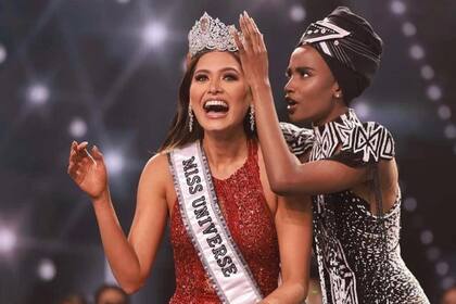 La sudafricana Zozibini Tunzi, ganadora del certamen en 2019, corona a la mexicana Andrea Meza como la nueva Miss Universo