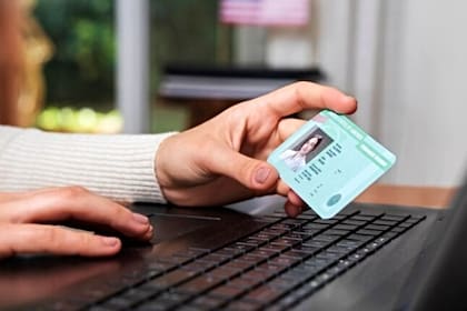 La tarjeta de residencia permanente es conocida popularmente como green card y le permite a un extranjero establecerse de forma legal en EE.UU.