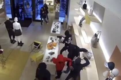 Más de una docena de personas intenta robar tienda Louis Vuitton