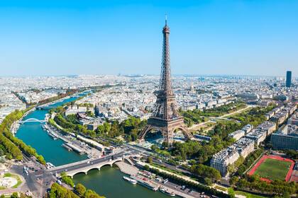 La Torre Eiffel y el río Sena, dos de los grandes íconos parisinos que le darán una fisonomía excepcional a los Juegos Olímpicos