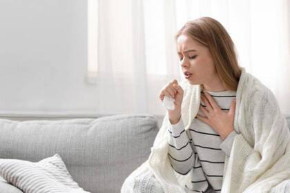 La tos es uno de los síntomas de la fiebre del valle (Foto: Archivo iStock)