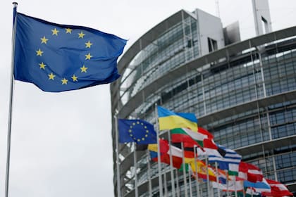 La Unión Europea aprobó la primera ley en el mundo que busca regular el desarrollo y funcionamiento de sistemas de inteligencia artificial