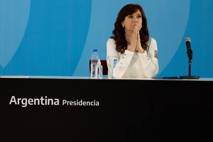 La vicepresidenta Cristina Kirchner sigue haciendo reposo en su departamento de Recoleta. (AP Foto/Natacha Pisarenko)