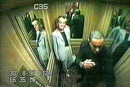 Esta imagen disponible el miércoles 3 de octubre de 2007 a partir de las pruebas presentadas en la investigación sobre la muerte de Diana y Dodi Al Fayed está hecha a partir de imágenes de CCTV que los muestra en el ascensor del Hotel Ritz. la tarde antes de que ambos murieran