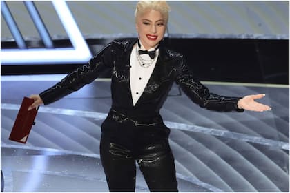 Lady Gaga brilló en los premios Oscar 2022 con un esmoquin de lentejuelas color negro