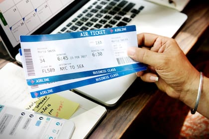 Las agencias de viaje incorporaron la opción de pagar los pasajes aéreos en dólares al contado para ahorrarle a los pasajeros el pago de impuestos