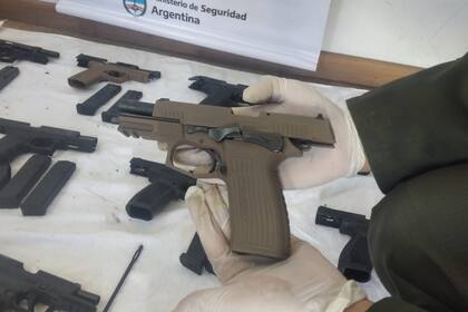 Las armas fueron halladas por la Gendarmería en un control vial realizado en Mendoza