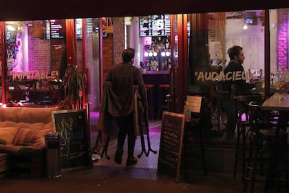 Las autoridades prohibieron las reuniones por festejos en París y exigieron el cierre de todos los bares; los restaurantes podrán permanecer abiertos