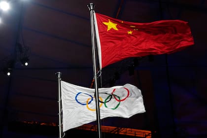 Las banderas de China y olímpica ondean durante la ceremonia de apertura de los Juegos Olimicos de invierno de Beijing el 4 de febrero del 2020.  (AP Foto/Natacha Pisarenko)