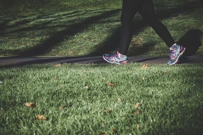 Las caminatas a paso ligero podrían ayudar a prevenir una muerte prematura, según un estudio