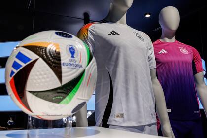 Las camisetas que la selección de Alemania lucirá en la Eurocopa 2024 son exhibidas en la sede de Adidas en Herzogenaurach, Alemania (Daniel Karmann/dpa vía AP)