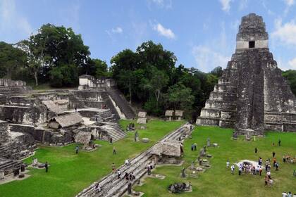 Las primeras ciudades mayas presentaban complejos monumentales, centrados en una forma compartida de religión, pero se transformaron radicalmente una vez que surgió la realeza en el 400 a.C.