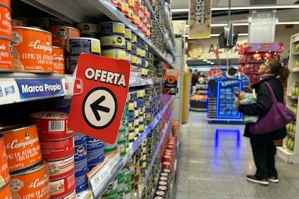 Latas de conserva en un supermercado en Buenos Aires; las marcas buscan mover ventas con promociones y descuentos
