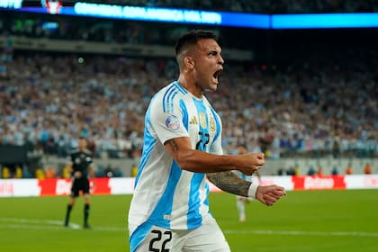 Lautaro Martínez festeja su gol durante el partido que disputan las selecciones de Chile y Argentina, por la Copa América 2024