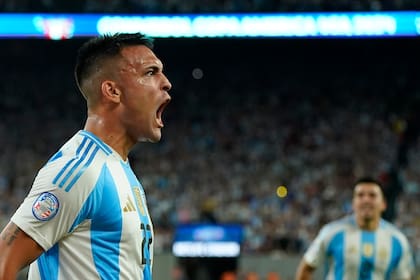 Lautaro Martínez grita con todo el gol en el final, que le dio el triunfo a Argentina sobre Chile