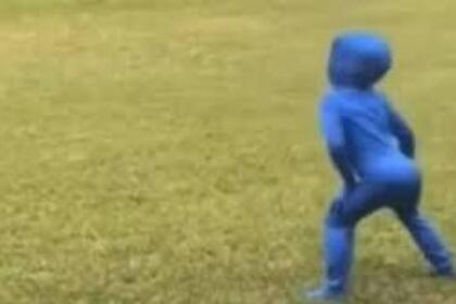 Le regalaron un traje de invisibilidad y el comportamiento del niño se volvió viral