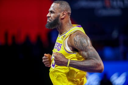 LeBron James, a los 39 años, renovó por dos temporadas más con Los Angeles Lakers. (AP Foto/Ian Maule)