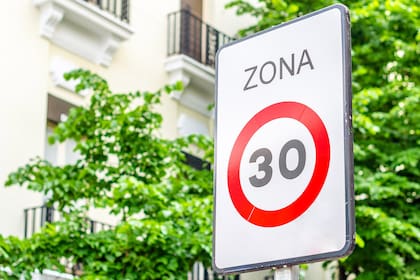 Legislación pionera: a partir del ejemplo de Barcelona, toda España estableció el límite de 30 km/h en las calles mediante una ley nacional.