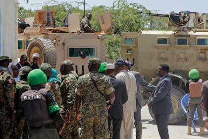 Legisladores somalíes hacen fila antes de entrar en la base militar Halane en Mogadiscio, Somalia, para votar para elegir al presidente del país, el 15 de mayo del 2022.  (AP foto/Farah Abdi Warsameh)