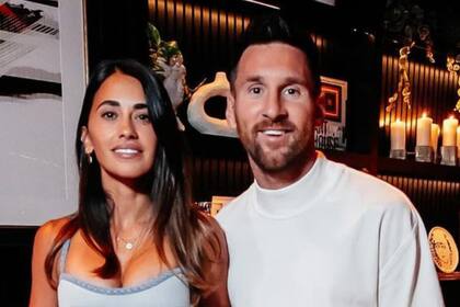 Leo Messi salió a cenar con Anto Roccuzzo y sus amigos y su llamativo outfit no pasó inadvertido (Foto: Instagram @theamalfillama)