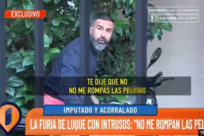 Leopoldo Luque se dirige furioso hacia el cronista de Intrusos que lo abordó en la puerta de su casa